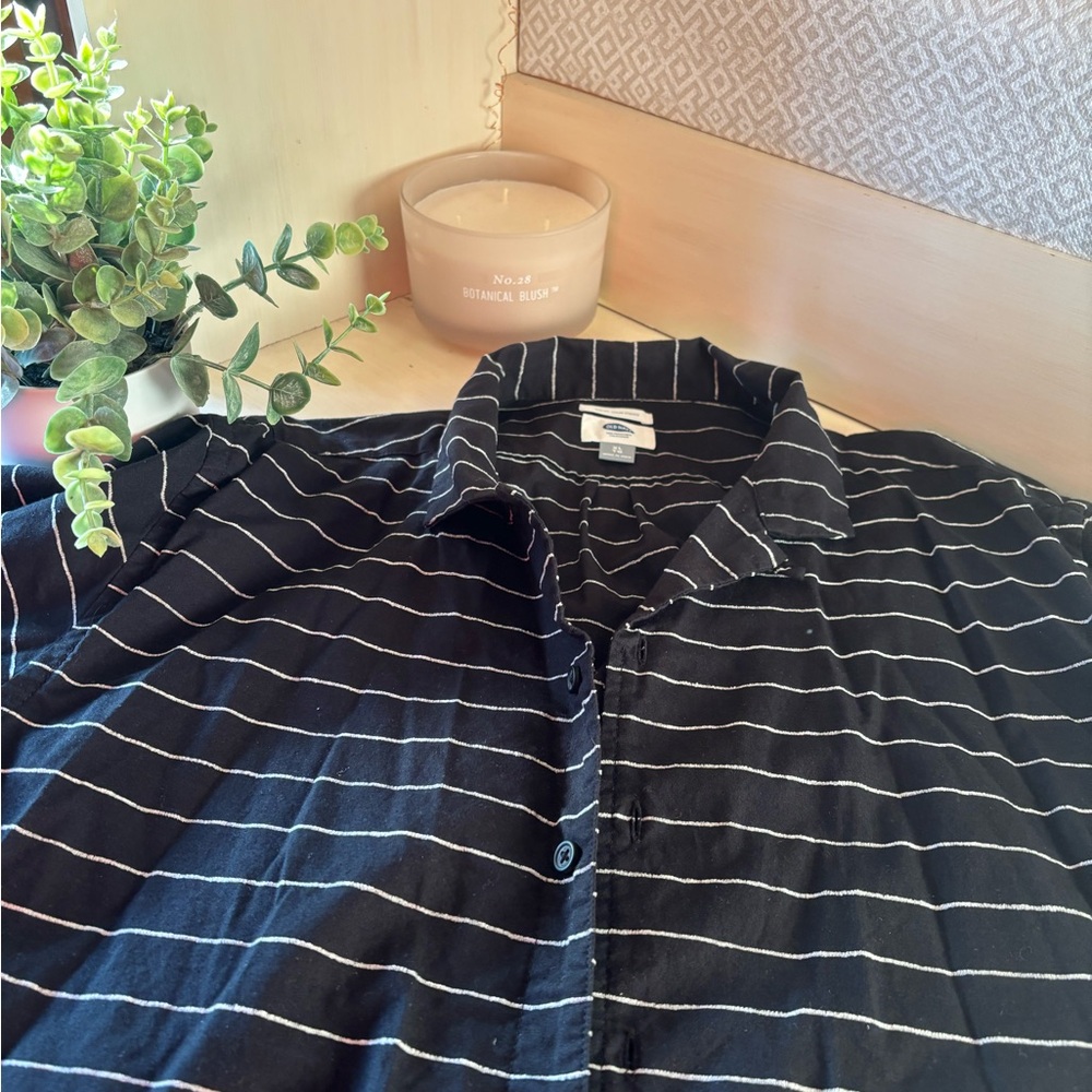 Old Navy Black and White Casual Button Down Shirt